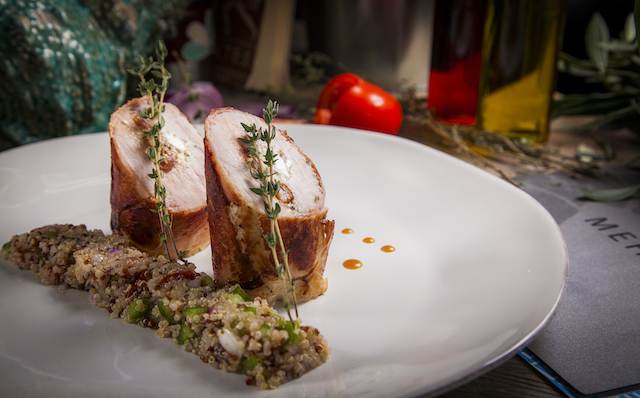 Куриный рулет, фаршированный сыром \"Фета\" с салатом из киноа и огурцов (550 р.)